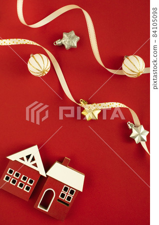 Red background, house and Christmas scenery Red background, house and Christmas scenery 84105098