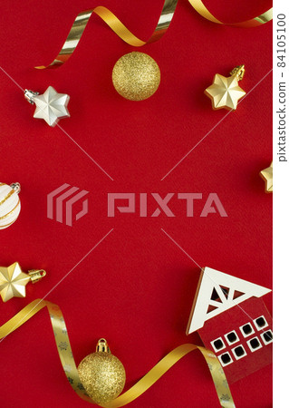 Red background, house and Christmas scenery Red background, house and Christmas scenery 84105100