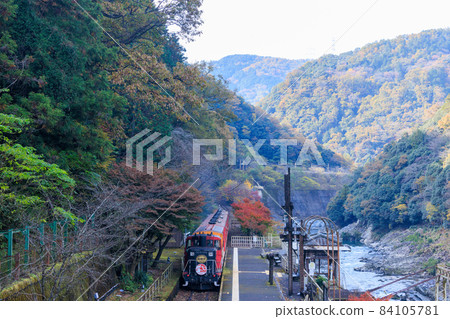 嵯峨野電車和秋葉 84105781