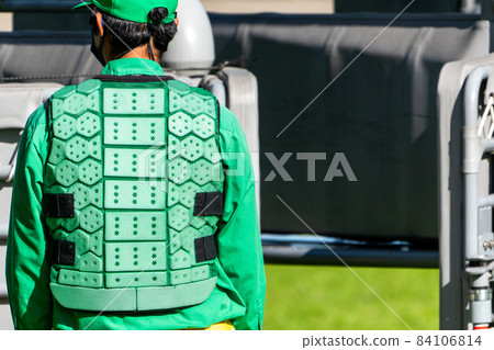 Scenery of the racetrack: Back view of the person in charge of horse racing Fukushima City, Fukushima Prefecture Scenery of the racetrack: Back view of the person in charge of horse racing Fukushima City, Fukushima Prefecture 84106814