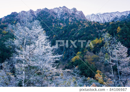 Autumnal Kamikochi Hiking: Frost-covered Tashiro Marsh Autumnal Kamikochi Hiking: Frost-covered Tashiro Marsh 84106987