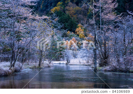 Autumnal Kamikochi Hiking: Frost-covered Tashiro Marsh Autumnal Kamikochi Hiking: Frost-covered Tashiro Marsh 84106989
