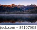 Kamikochi hiking in autumn colors :: Taisho Pond at dawn, Hotaka mountain range that is dyed red in the morning sun 84107008
