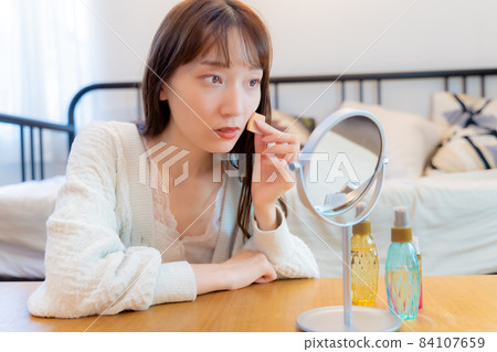 A woman applying a foundation 84107659