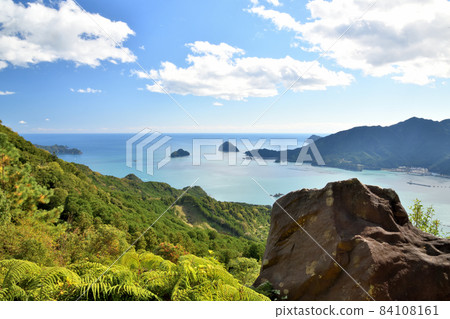 Overlooking Owase Bay from "Nozokiiwa" on the way to Mt. Tengukura from Iwayado [Owase City, Mie Prefecture] 84108161