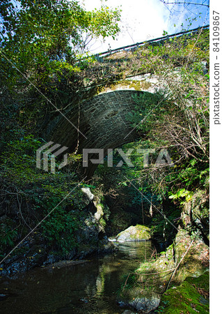 廢棄的道路、廢棄的橋樑、廢棄的隧道 84109867