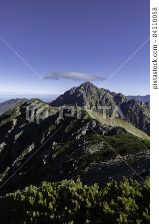 《Northern Alps, Toyama Prefecture》 From Tsurugigozen to the ridgeline and Mt. Tsurugi 84110058