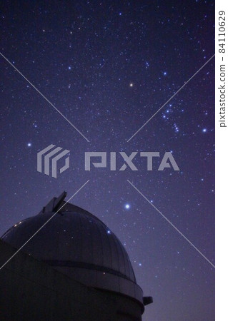 The Winter Triangle reflected in the dome 84110629