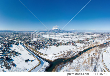 Mt. Iwaki in the middle of winter 84110732