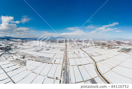 Railroad that extends to Mt. Iwaki 84110752