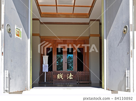 Ikegami walk: Ikegami Honmonji Temple Nichiren Sect Daihonzan Main Hall 84110892