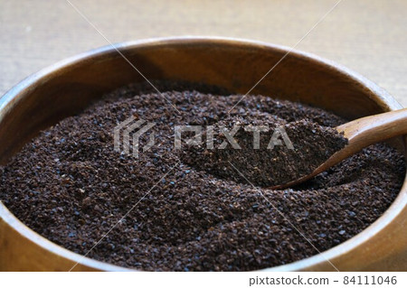 Image of reuse of coffee grounds after extraction 84111046
