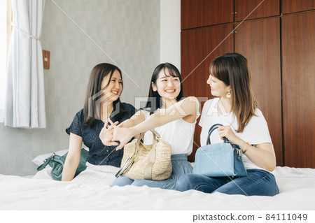 Women (beds) arriving at their travel accommodation 84111049