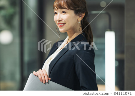 Career woman portrait shooting cooperation: WEEK Shibadaimon (Sun Frontier Fudousan) 84111071