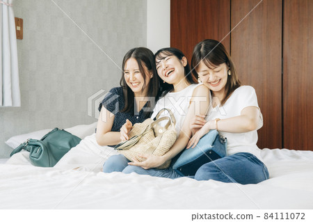 Women who arrived at the accommodation of the trip (bed, laughter) 84111072