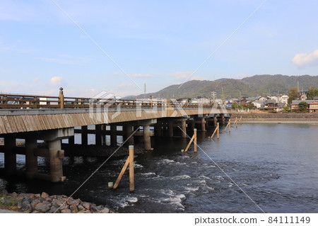 京都府宇治市藍天下的宇治橋 84111149