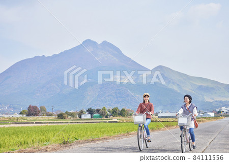 騎自行車在湯布院附近散步的年輕女性和朋友 騎自行車在湯布院附近散步的年輕女性和朋友 84111556