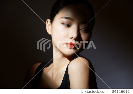 黑色背景下的美人像,光影對比 黑色背景下的美人像,光影對比 84116611