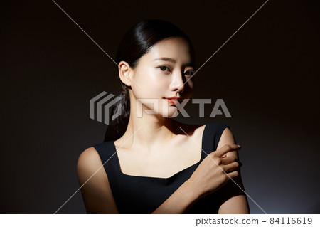 Beauty portrait on black background with contrast of light and shadow 84116619