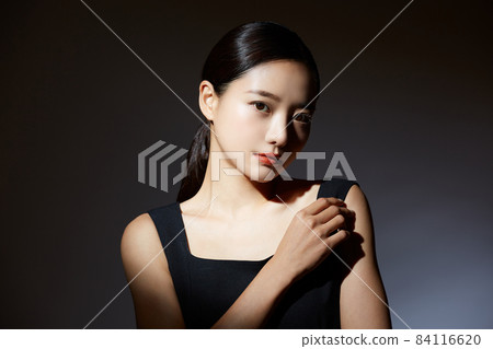 Beauty portrait on black background with contrast of light and shadow 84116620