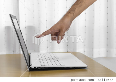 一個男人的手指著筆記本電腦的屏幕（日本，30 多歲） 84117672