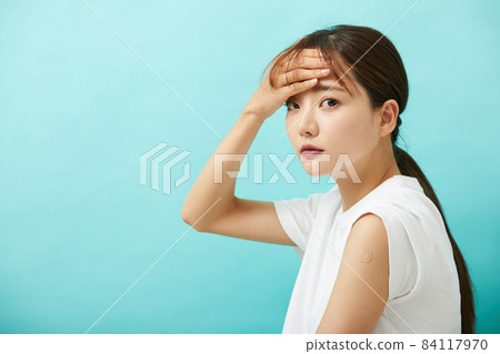 年輕女性注射疫苗 年輕女性注射疫苗 84117970