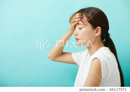 年輕女性注射疫苗 年輕女性注射疫苗 84117971