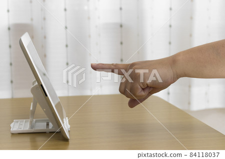Female hand pointing at the screen of a tablet device (Japanese, 30s) Female hand pointing at the screen of a tablet device (Japanese, 30s) 84118037