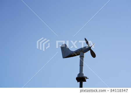 藍天下的飛機形風向和風速計 84118347