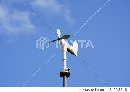 藍天中的飛機形風向和風速計 藍天中的飛機形風向和風速計 84118348