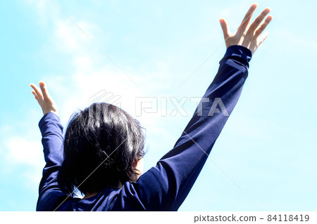 一位年輕女子正張開雙手仰望天空 84118419