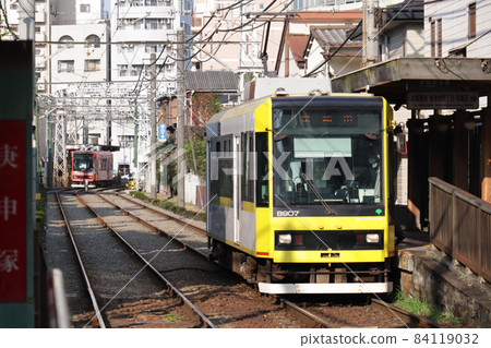<Tokyo> Toden-Arakawa Line Koshinzuka Station 84119032
