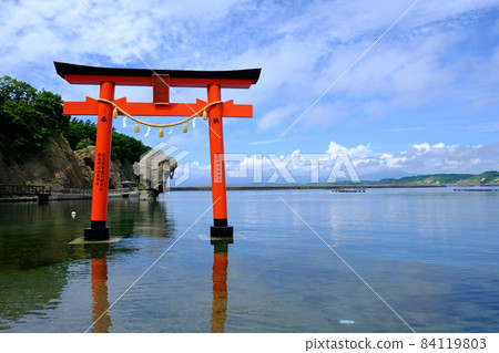 江差的極島神社的牌坊和平石石 江差的極島神社的牌坊和平石石 84119803