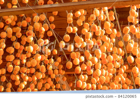 <Shimane Prefecture> Dried persimmon village Dried persimmon Orange persimmon blind 84120065