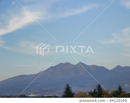 在秋天和藍天的山 在秋天和藍天的山 84120169