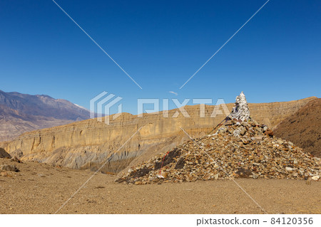 Gyu La pass in the Himalayas. 84120356