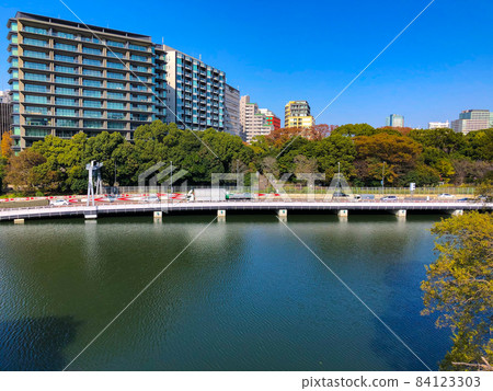 The Metropolitan Expressway that runs through the Imperial Palace Gaien in Tokyo The Metropolitan Expressway that runs through the Imperial Palace Gaien in Tokyo 84123303