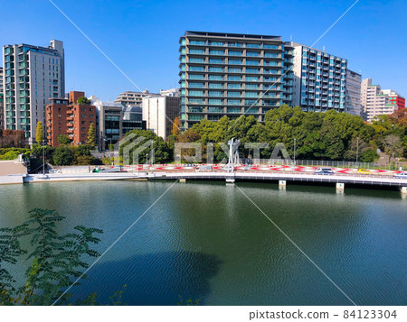 The Metropolitan Expressway that runs through the Imperial Palace Gaien in Tokyo 84123304