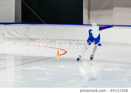 back speed skater athlete to run in ice skating 84123308