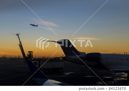 Aircraft preparation de icing before the flight 84123878