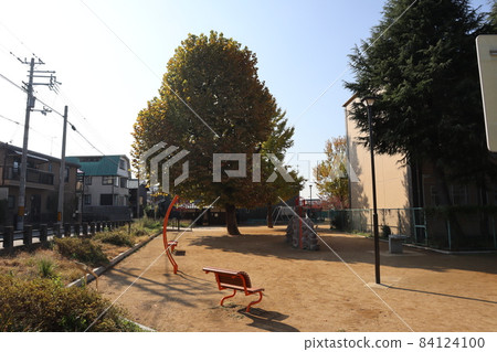 A park with colored trees, large green trees, and a landscape of blue sky and white sky, surrounded by utility poles, electric wires, residential areas, roads, and schools. A park with colored trees, large green trees, and a landscape of blue sky and white sky, surrounded by utility poles, electric wires, residential areas, roads, and schools. 84124100