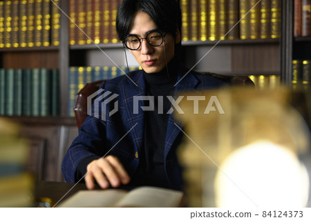 A scholar 84124373