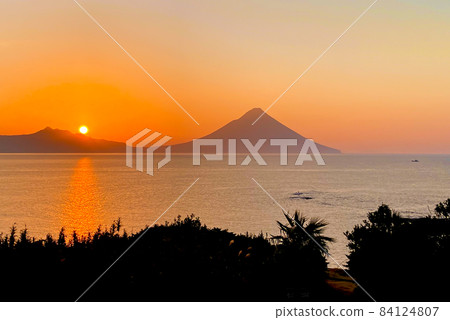 Sunrise at Kaimondake, Minamikyushu City, Kagoshima Prefecture Sunrise at Kaimondake, Minamikyushu City, Kagoshima Prefecture 84124807