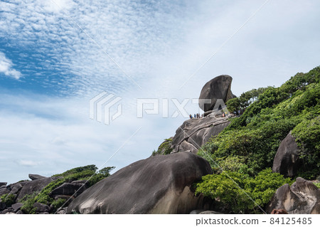 Natural big rock on peak of Similan islands with tourists travelling on sunny day Natural big rock on peak of Similan islands with tourists travelling on sunny day 84125485
