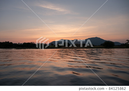 Sunset sky with mountain range in countryside at Lam Thaphoen reservoir Sunset sky with mountain range in countryside at Lam Thaphoen reservoir 84125862