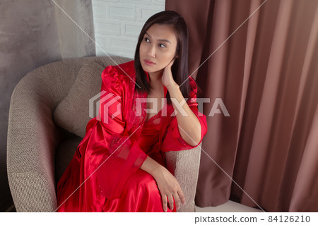 Asian woman waiting for somebody at night 84126210
