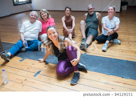Young dance teacher with her senior group 84129151