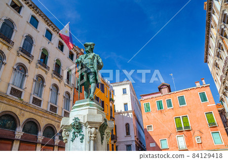 Carlo Goldoni Monument on Campo Bortolomio square between colorful buildings Carlo Goldoni Monument on Campo Bortolomio square between colorful buildings 84129418
