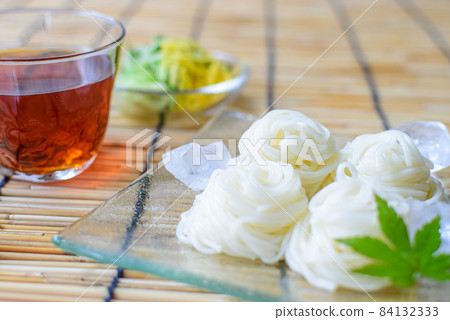 Cute serving somen 84132333