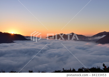 Sea of clouds in the Kiwa basin from Tsuenomine 84133453